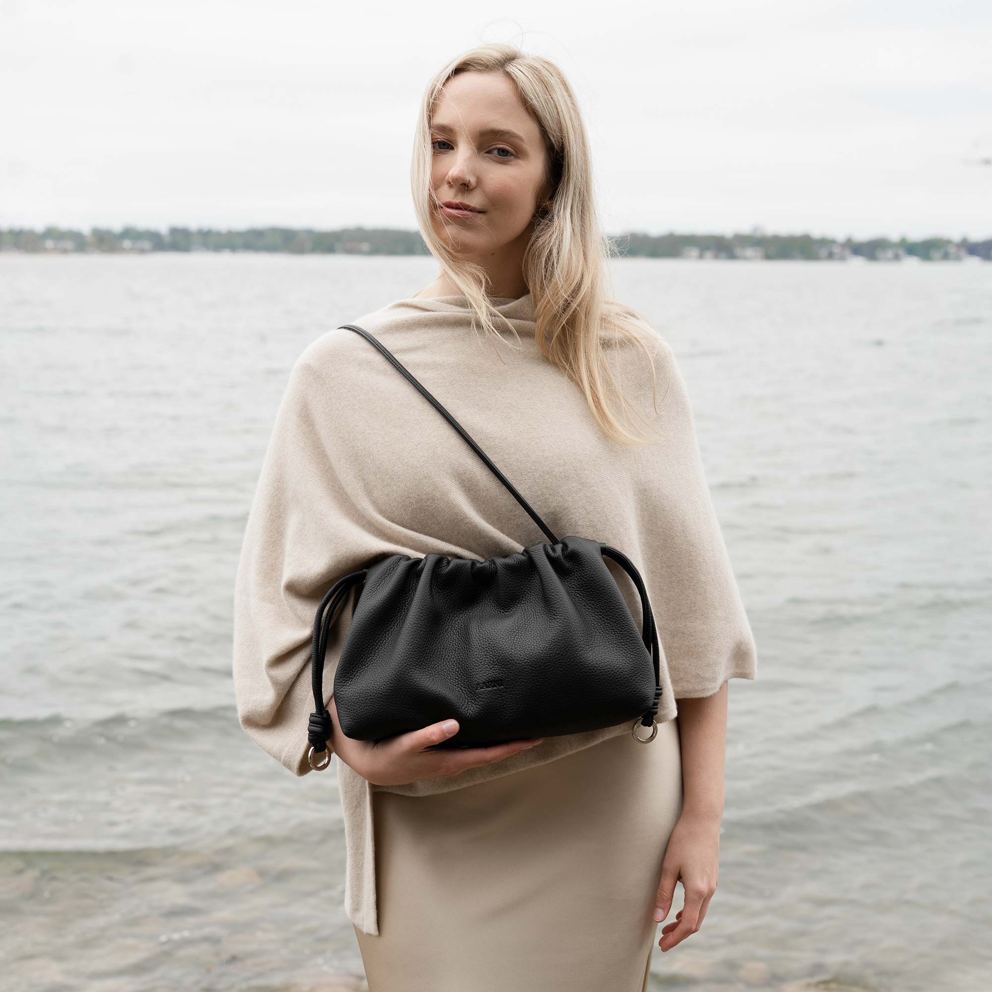 Linne Clutch Bag (Black) - Image 2
